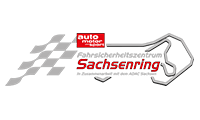 Logo des Fahrsicherheitszentrums Sachsenring mit Rennflaggen und Streckenumriss