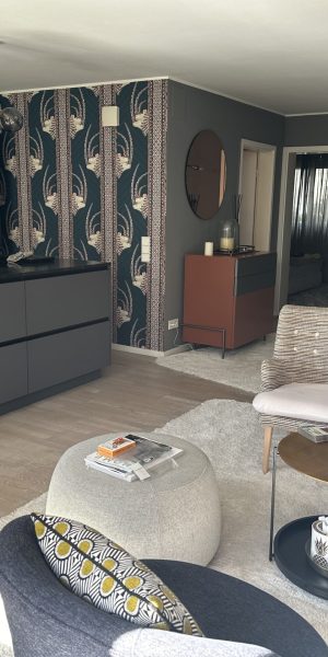 Wohnraum mit Küche und Sitzecke im modernen Retro-Look.