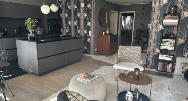 Wohnraum mit Küche und Sitzecke im modernen Retro-Look.